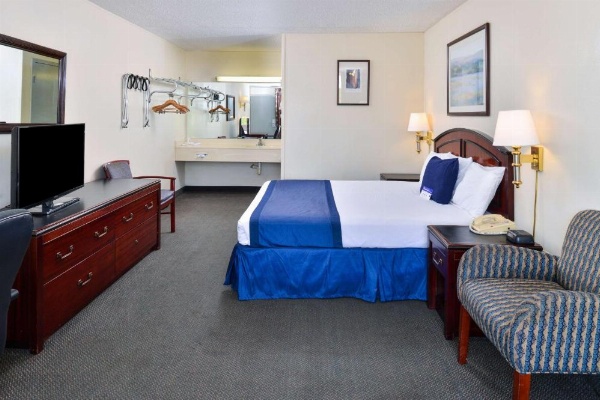 Castle Inn & Suites Anadarko image 17