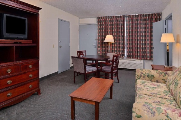 Castle Inn & Suites Anadarko image 9
